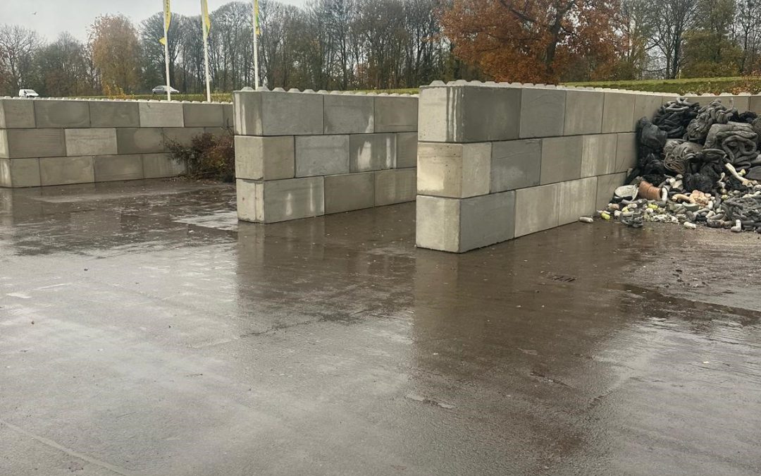 Meppel geleverd en geplaatst  betonblokken 160x80x80