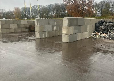 Meppel geleverd en geplaatst  betonblokken 160x80x80